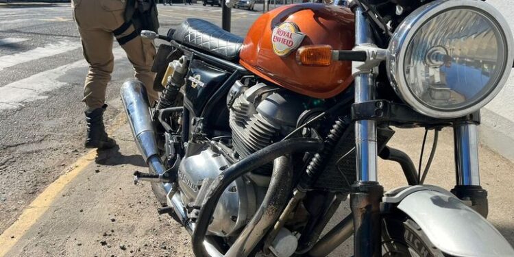 Acidente com carreta deixa motociclista ferido em Jaraguá do Sul