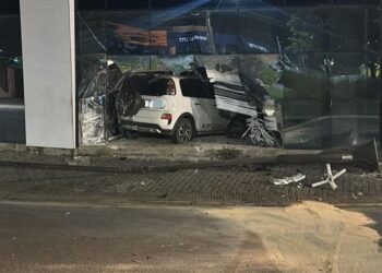 Carro invade clínica em Jaraguá do Sul