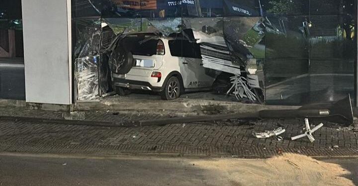 Carro invade clínica em Jaraguá do Sul