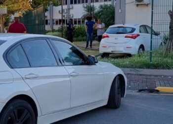 Carro invade jardim do Fórum de Jaraguá do Sul após acidente