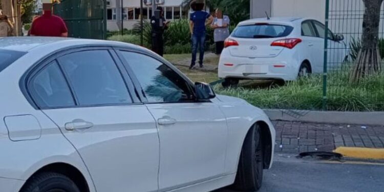 Carro invade jardim do Fórum de Jaraguá do Sul após acidente