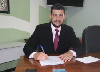 Edson Goldacker Junkes toma posse como prefeito interino em São João do Itaperiú