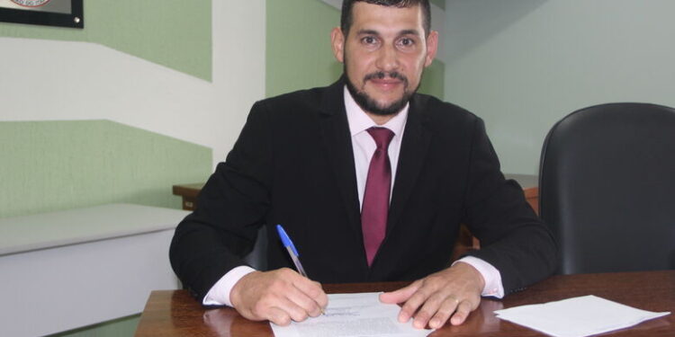 Edson Goldacker Junkes toma posse como prefeito interino em São João do Itaperiú