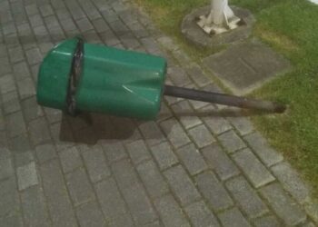 Lixeira é depredada na Via Verde, em Jaraguá do Sul