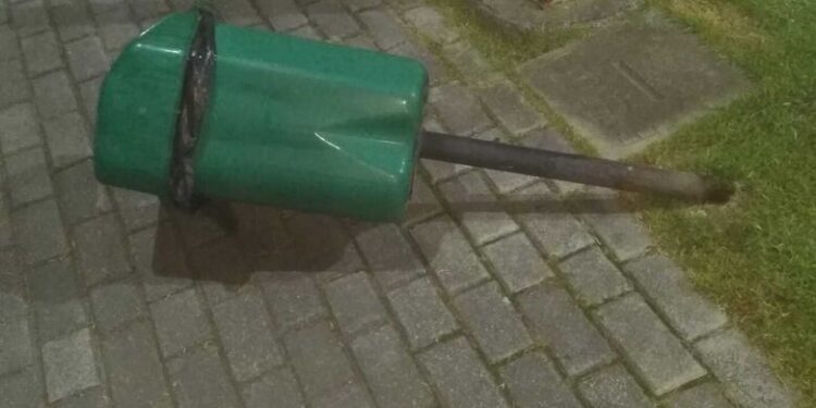 Lixeira é depredada na Via Verde, em Jaraguá do Sul