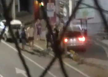 [Vídeo] Carro sai da pista e destrói árvores no Centro de Jaraguá do Sul