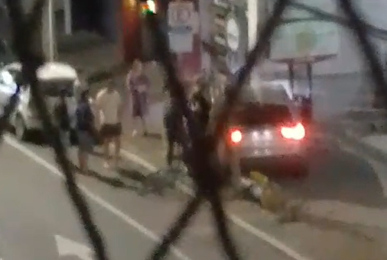 [Vídeo] Carro sai da pista e destrói árvores no Centro de Jaraguá do Sul