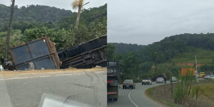 Motorista fica ferido após carreta sair da pista e tombar em Massaranduba