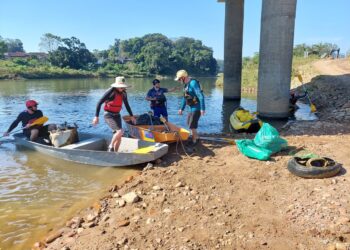 Mutirão de limpeza retira 500 quilos de lixo do rio Itapocu, em Jaraguá do Sul