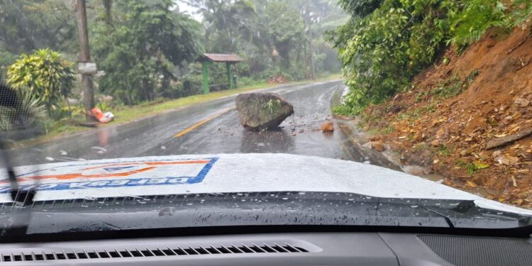 Rocha se desprende e fecha temporariamente a subida do Molha, em Jaraguá do Sul
