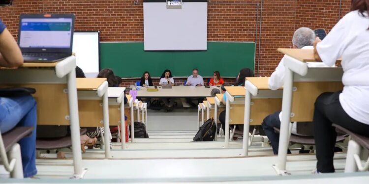 Professores de universidades e instituições federais encerram greve