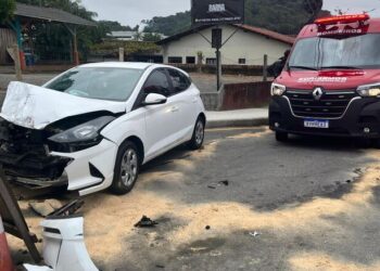 Criança é socorrida após acidente entre carro e caminhão caçamba em Jaraguá do Sul