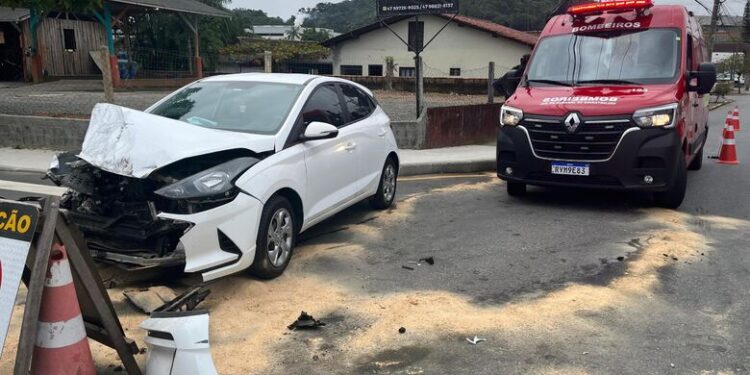 Criança é socorrida após acidente entre carro e caminhão caçamba em Jaraguá do Sul