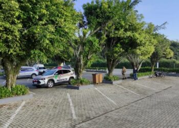 Homem atira em quatro jovens e bate BMW durante fuga em SC