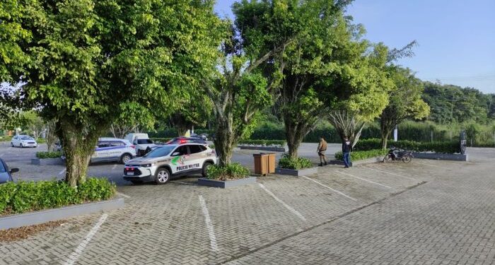 Homem atira em quatro jovens e bate BMW durante fuga em SC