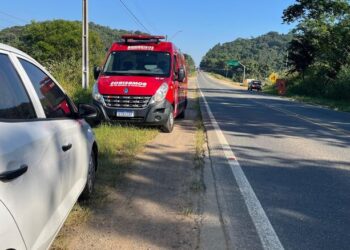 Carro quase capota após saída de pista na BR-280 em Jaraguá do Sul