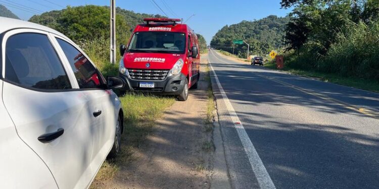 Carro quase capota após saída de pista na BR-280 em Jaraguá do Sul