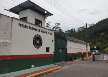 Homem com mandado de prisão por homicídio é detido em Guaramirim