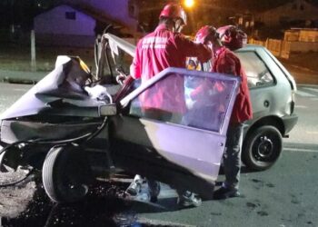 [Vídeo] Motorista fica preso às ferragens após colidir carro no poste em Jaraguá do Sul