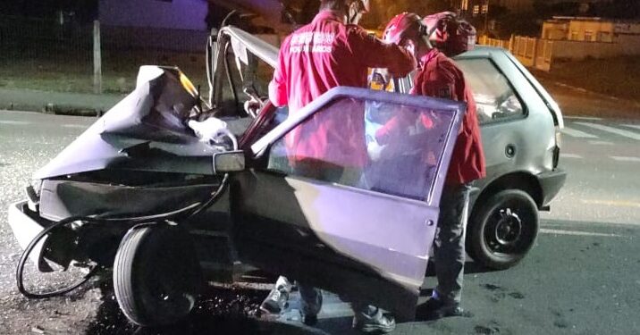 [Vídeo] Motorista fica preso às ferragens após colidir carro no poste em Jaraguá do Sul