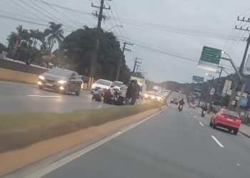 Motociclista fica ferida após acidente na BR-280, em Jaraguá do Sul