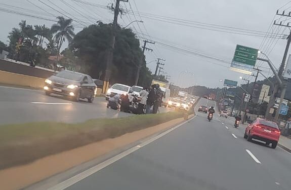 Motociclista fica ferida após acidente na BR-280, em Jaraguá do Sul