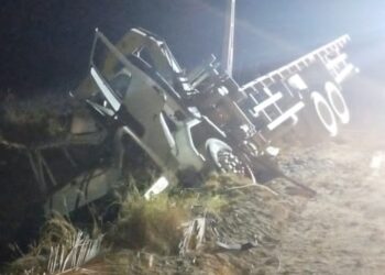 Caminhão fica destruído após bater contra poste em Guaramirim