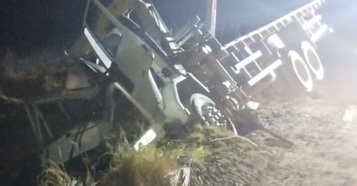 Caminhão fica destruído após bater contra poste em Guaramirim