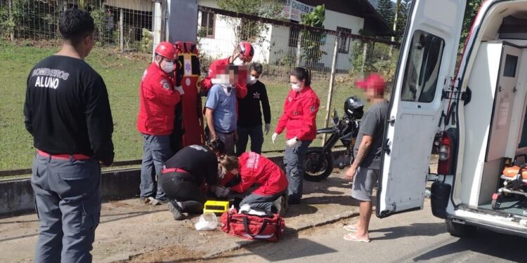 Motociclista fica ferido após acidente em Schroeder
