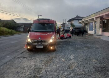 Motociclista fica ferida após colisão com carro em Schroeder