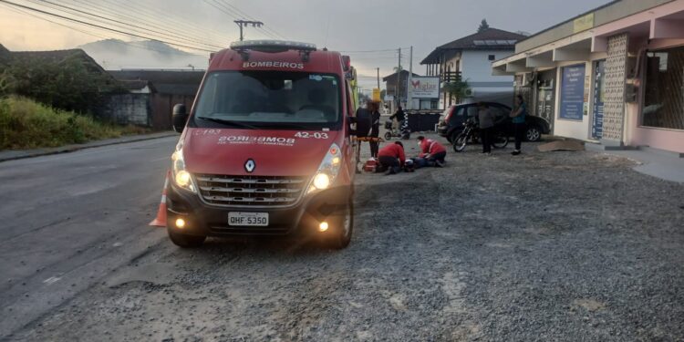 Motociclista fica ferida após colisão com carro em Schroeder