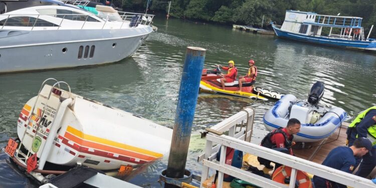 Motorista morre afogado após caminhão cair no rio em Balneário Camboriú