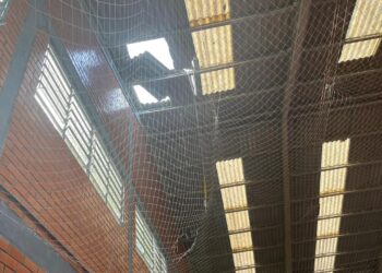 Telhado quebra e trabalhador é salvo por equipamento de segurança, em Jaraguá do Sul