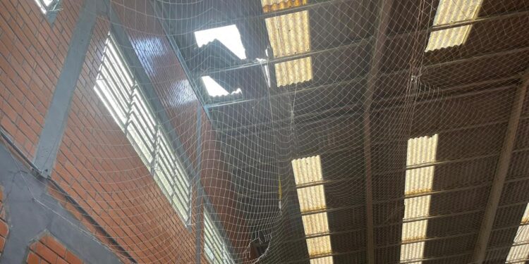 Telhado quebra e trabalhador é salvo por equipamento de segurança, em Jaraguá do Sul