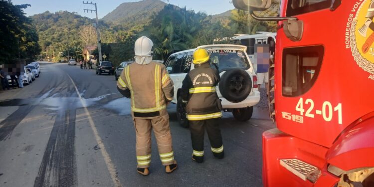 Colisão entre três carros é registrada em Schroeder