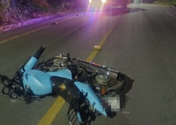 Homem tem suspeita de fraturas nas pernas após queda de moto em Schroeder