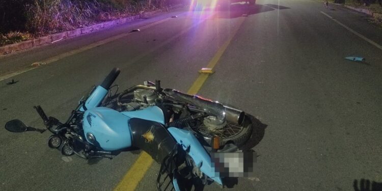 Homem tem suspeita de fraturas nas pernas após queda de moto em Schroeder