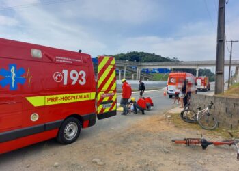 Motociclista e ciclista ficam feridos em colisão na BR-280, em Guaramirim