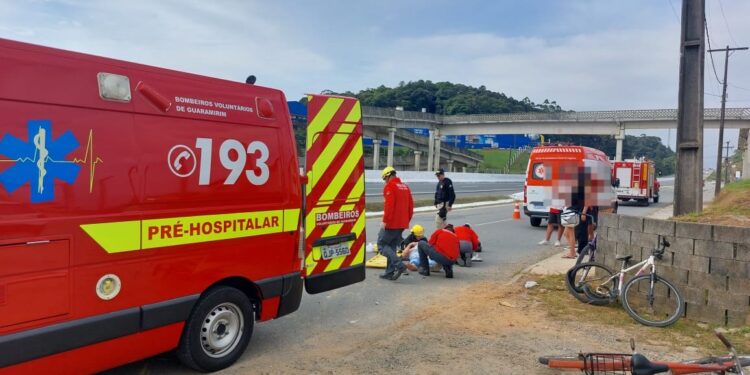 Motociclista e ciclista ficam feridos em colisão na BR-280, em Guaramirim
