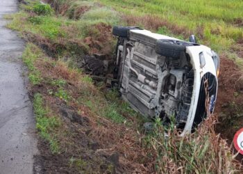Carro sai da pista e tomba na Figueirinha em Guaramirim
