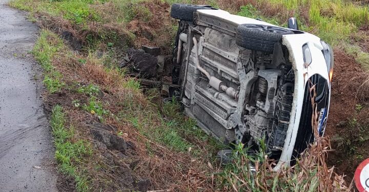 Carro sai da pista e tomba na Figueirinha em Guaramirim