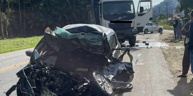 Motorista fica presa às ferragens em grave acidente na SC-110, em Jaraguá do Sul