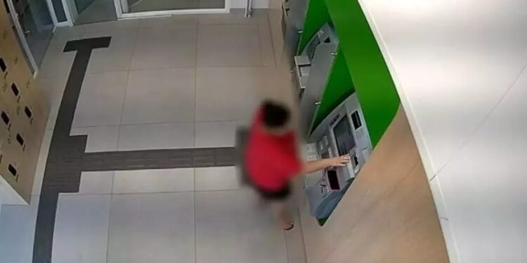 [Vídeo] Avô fica com R$ 248 em conta após neta furtar R$ 179 mil para gastar no ‘Jogo do Tigrinho’