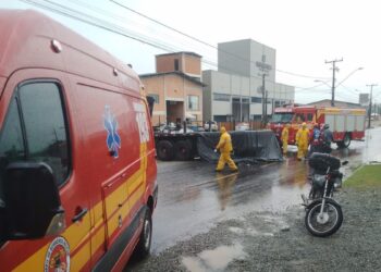 Duas pessoas morrem em acidente entre moto e caminhão em Araquari
