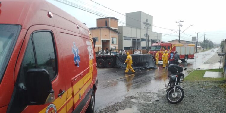 Duas pessoas morrem em acidente entre moto e caminhão em Araquari