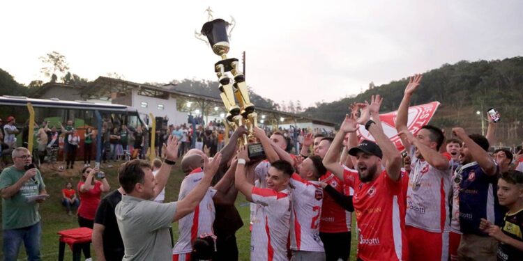 Estrella conquista título inédito do Varzeano de Jaraguá do Sul