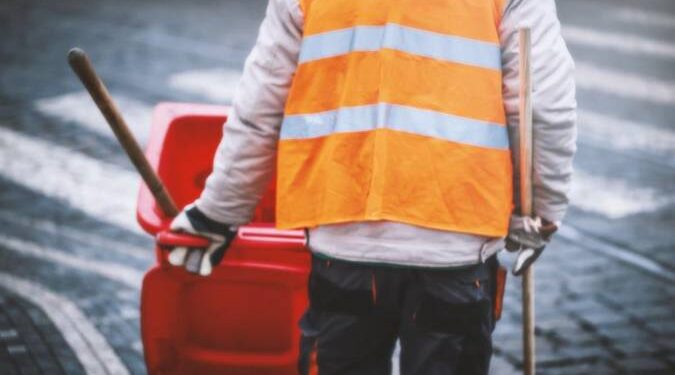 Homem troca socos e chutes com gari em Jaraguá do Sul