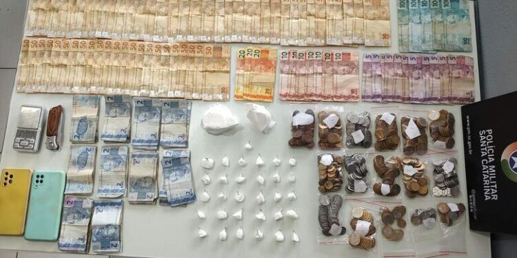 [Família do pó] Mãe e filho são presos por tráfico de cocaína em Schroeder