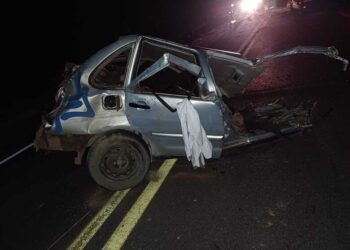 Carro tem frente arrancada após acidente com dois caminhões no Norte de SC