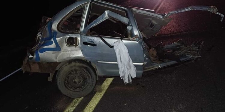 Carro tem frente arrancada após acidente com dois caminhões no Norte de SC